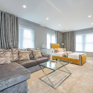 *re7c* Ground Floor Room, For Your Relaxed & Cosy + Free Parking + Free Fast Wifi * Homestay