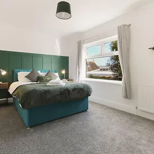 Modern Near Alexandra Dock Holiday home